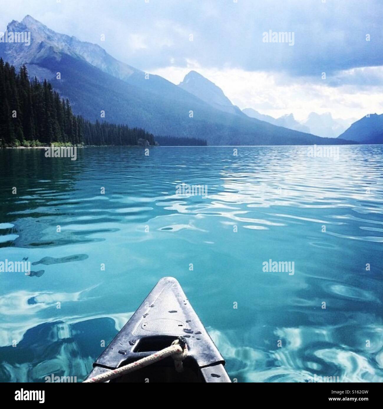 Canoeing in the beautiful Rocky Mountains! Stockfoto, Lizenzfreies Bild