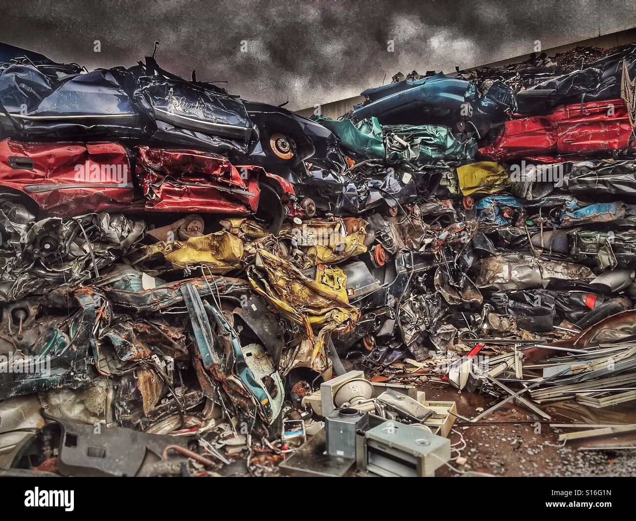 Crushed cars awaiting recycling Stockfoto, Lizenzfreies Bild 310545585