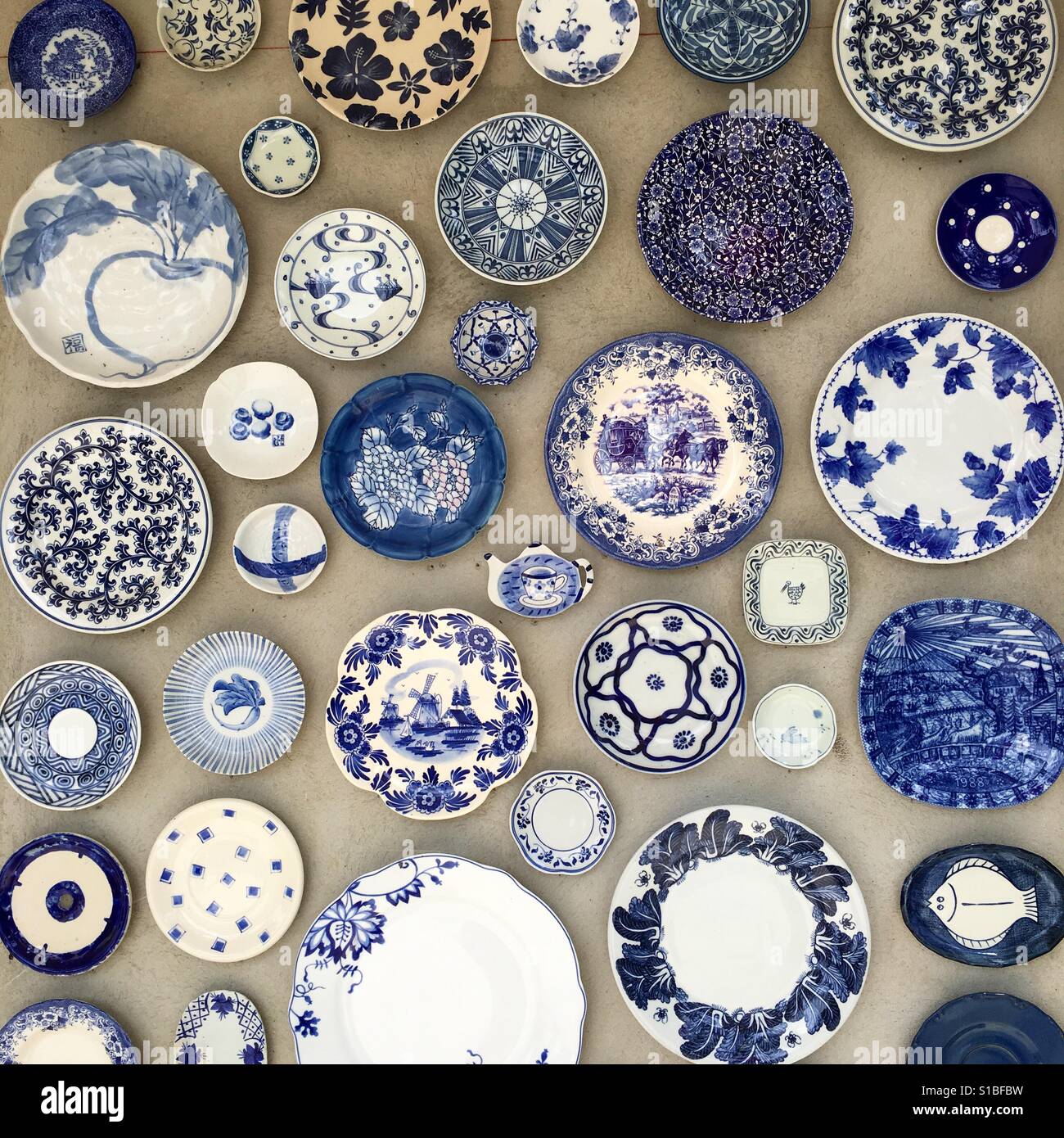 Dishes as the wall decoration Stockfoto, Lizenzfreies Bild 310654845