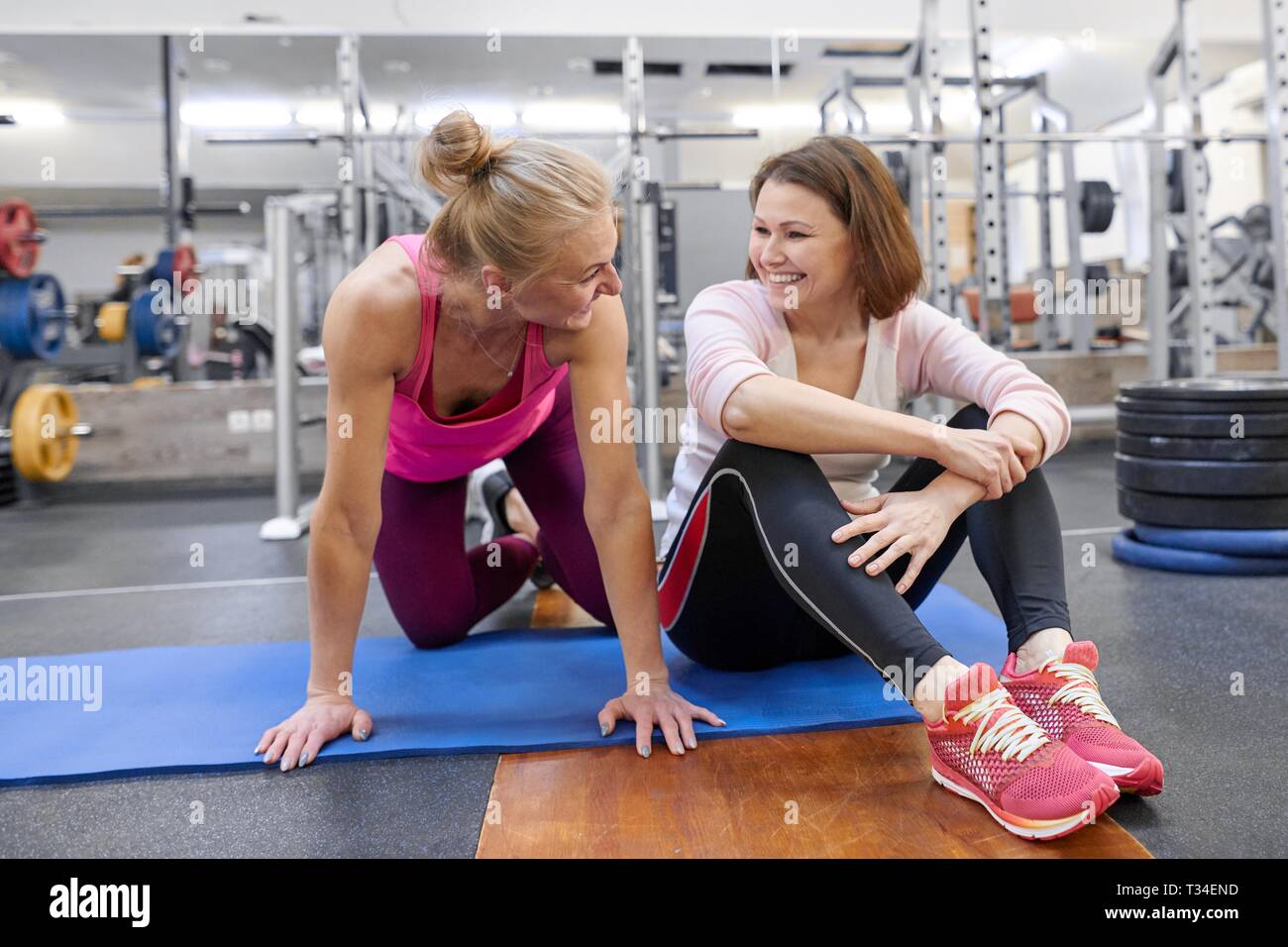 Женщина в спортзале дает тренеру полизать ее киску