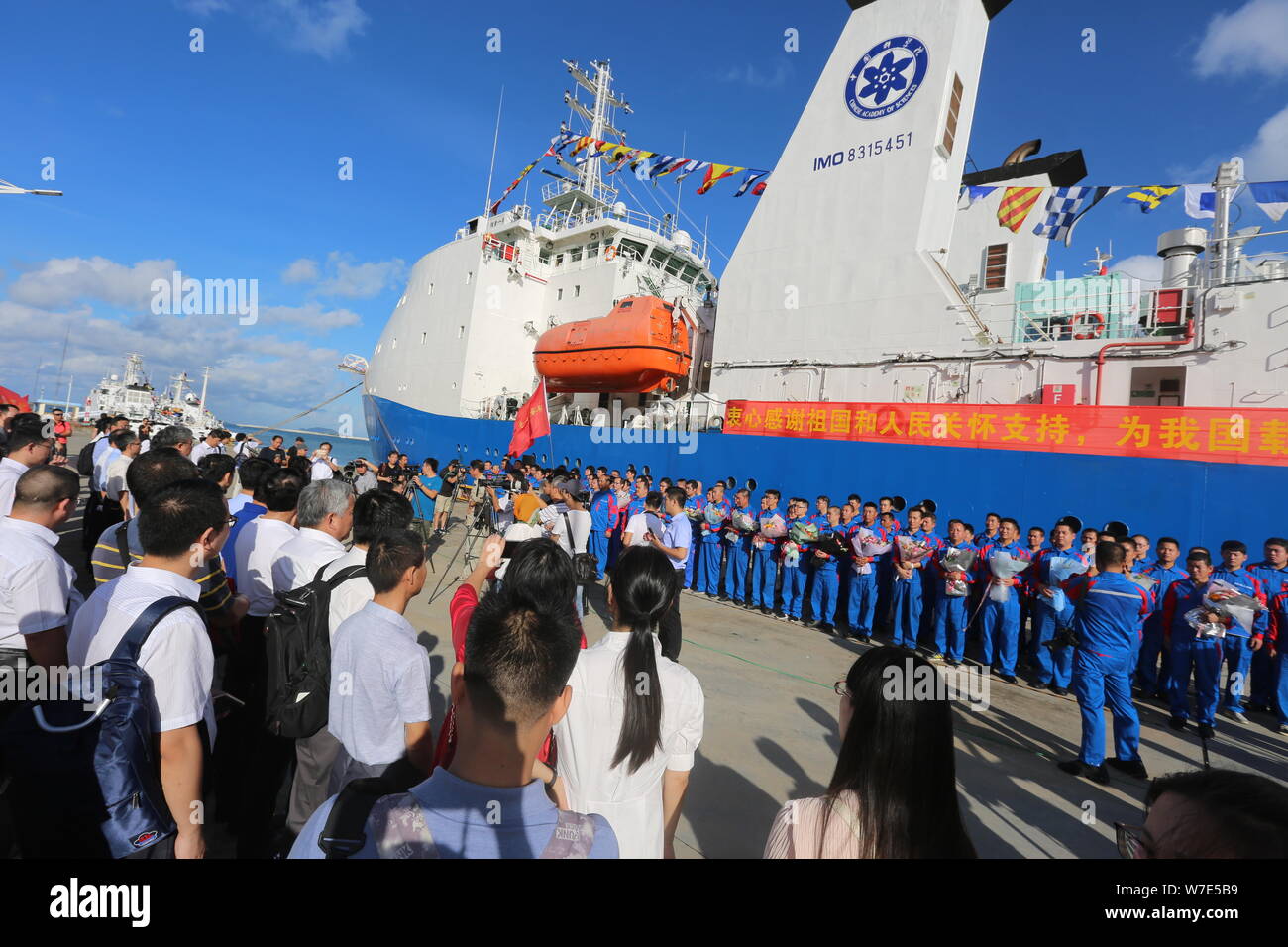 Scientists Pose After The Mother Ship Tansuo Carrying China S