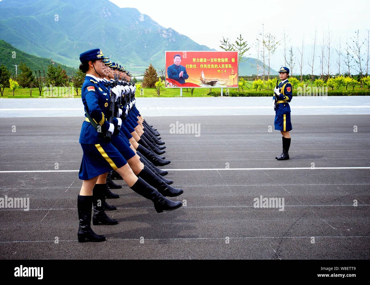 File Female Chinese Honour Guards Of The Pla People S Liberation