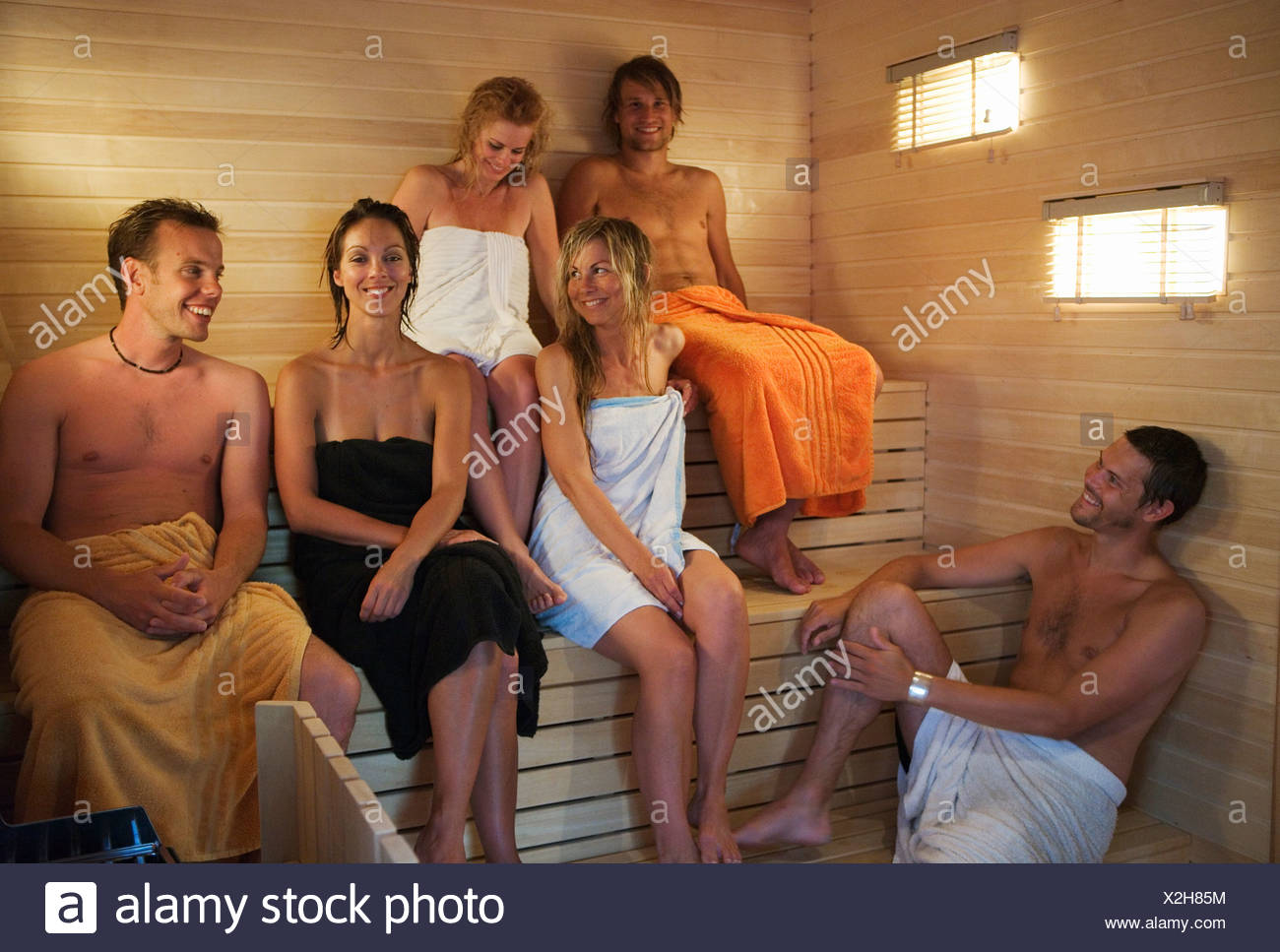 Три пары свингеров встречают Новый год в бане - порно фото