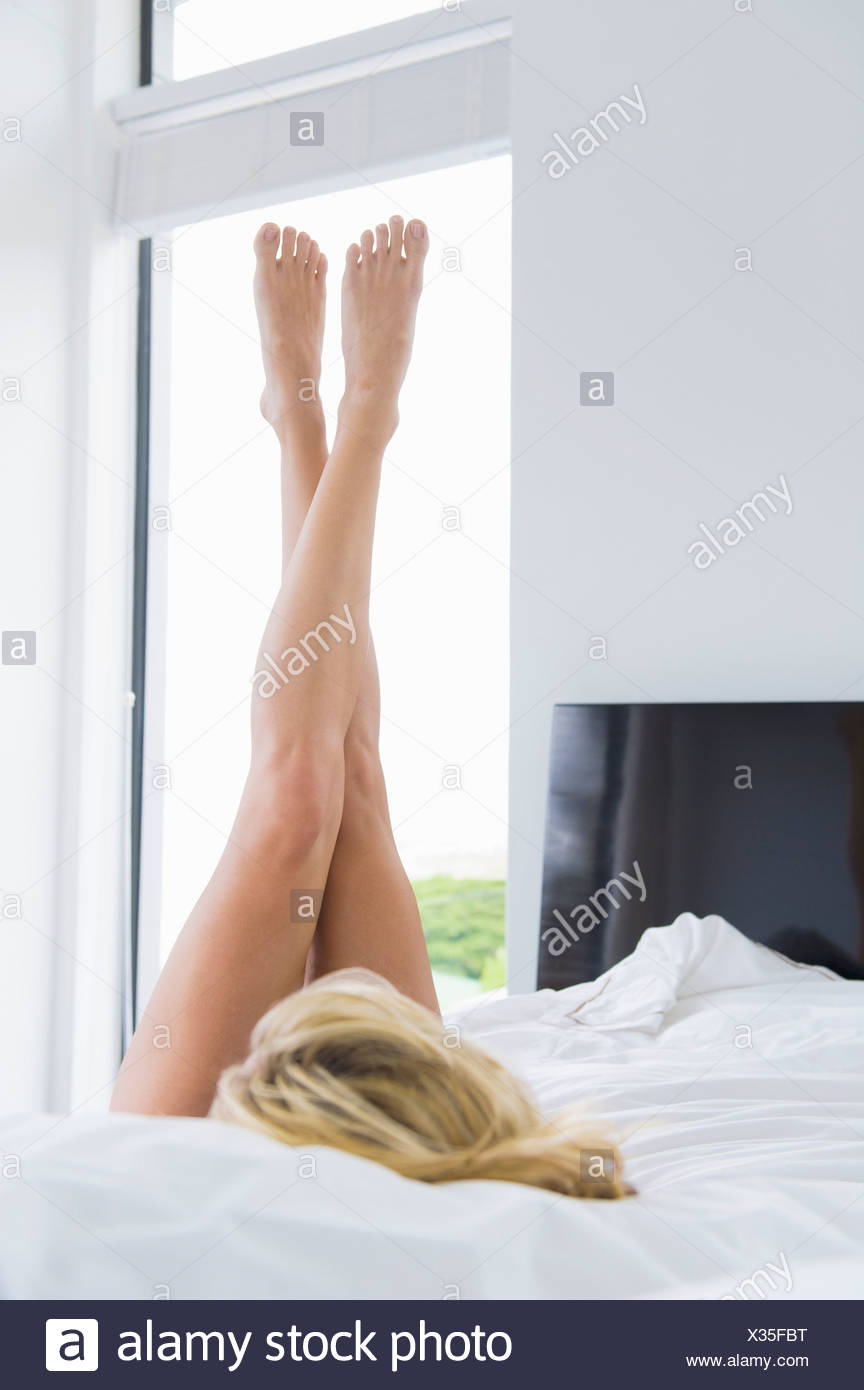 Фото раздвигающей ножки на постели