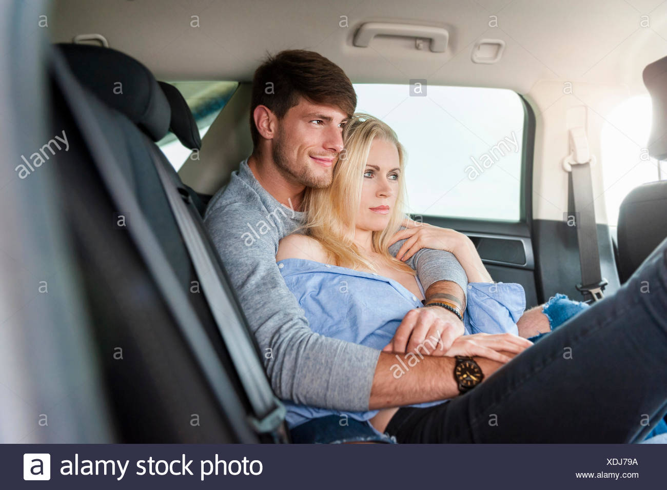 Три шалуньи ласкают щелки на заднем сидении авто