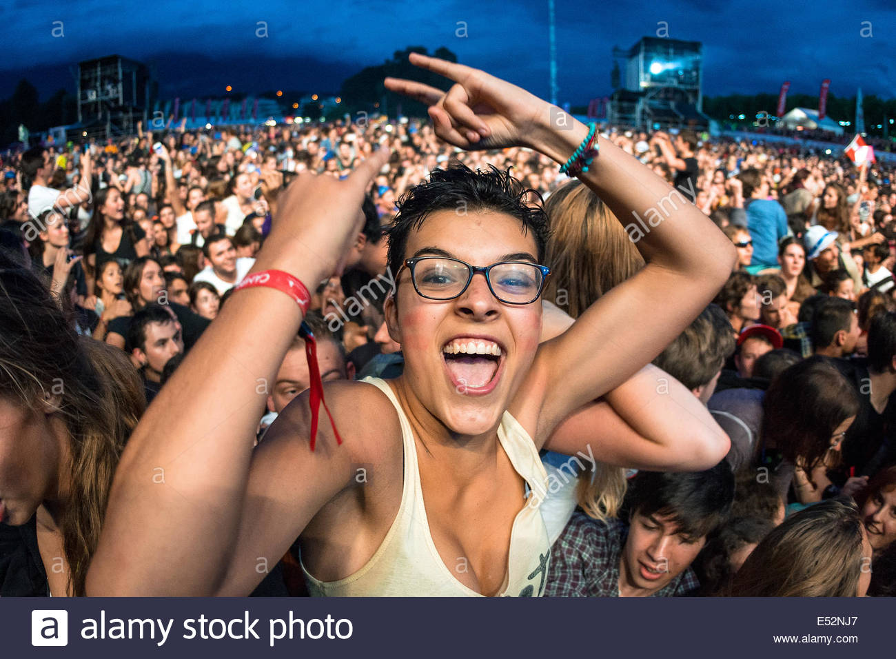 teenagers-cheering-at-musilac-summer-fes