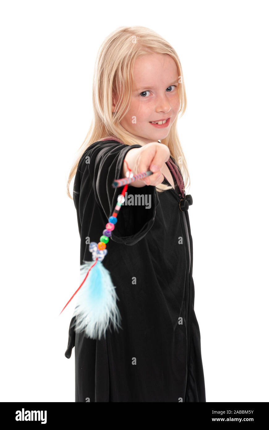Schöne junge blonde Mädchen casting Bann in Hexen Kostüm Auf weiß Isoliert Stockfotografie Alamy