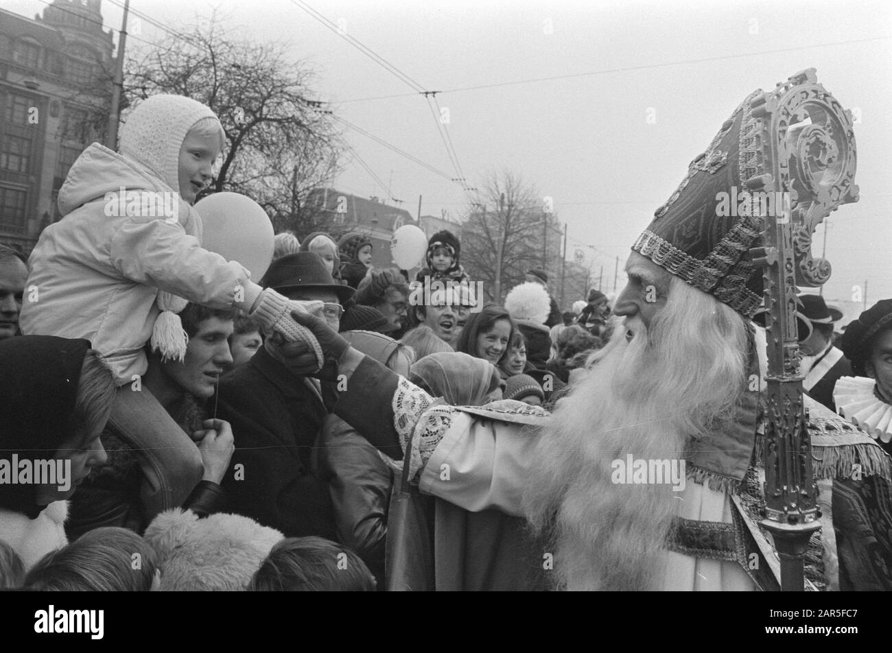 St nikolaus mit kindern Fotos und Bildmaterial in hoher Auflösung Alamy