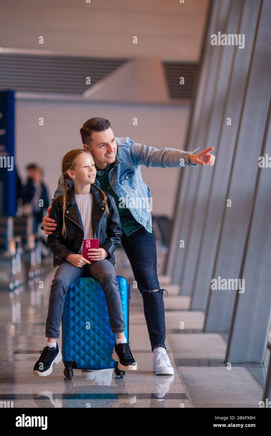 Gl Ckliche Familie Mit Gep Ck Und Bordkarte Am Flughafen Warten Auf