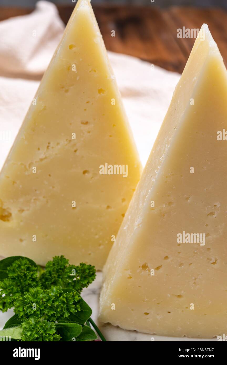 Stücke von gereiften Pecorino romano italienischen Käse aus Schafmilch