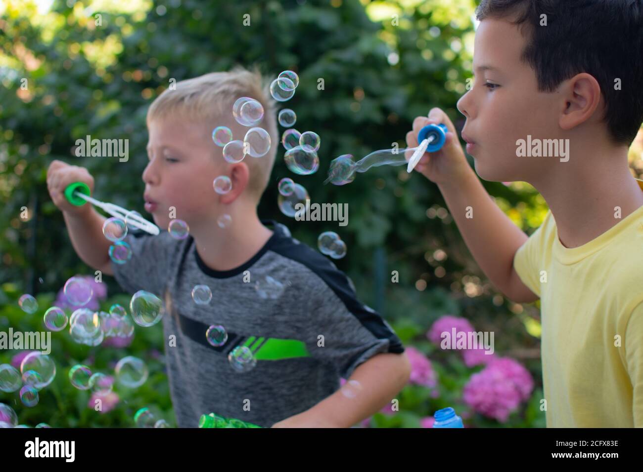 Zwei Kleine Jungen Blasen Blasen In Der Natur Stockfotografie Alamy