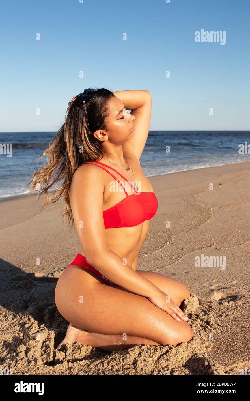 Ganze Länge Der Frau Im Bikini Kniet Am Strand Stockfotografie Alamy