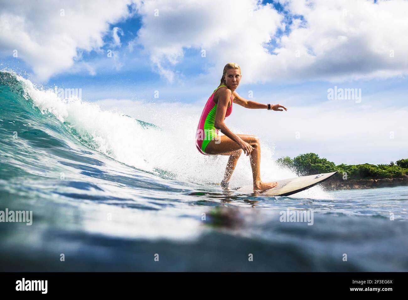 Frau Im Bikini Am Strand In Der Brandung Fotos Und Bildmaterial In