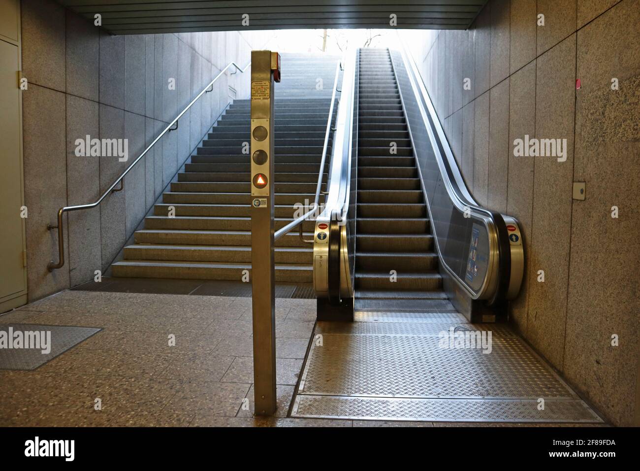 Leere Treppe Und Rolltreppe An Einer U Bahnstation Stockfotografie Alamy