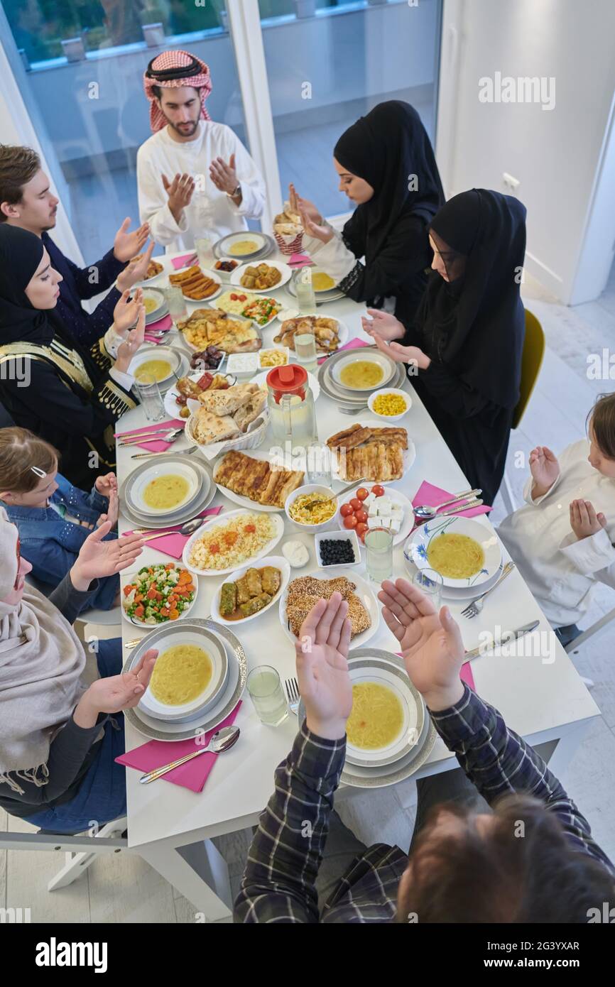 Fastenbrechen familienessen Fotos und Bildmaterial in hoher Auflösung