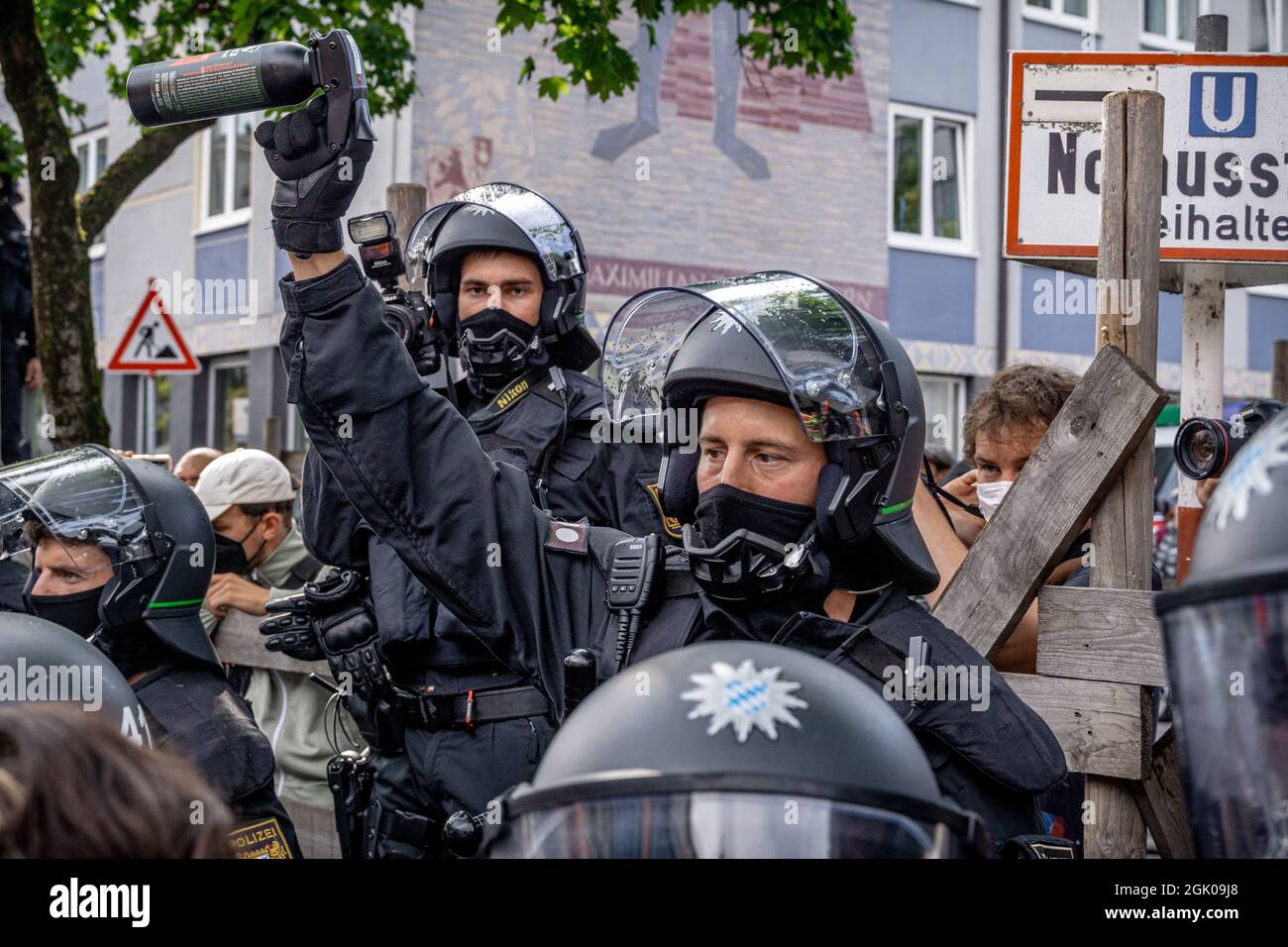 Polizist Droht Mit Pfefferspray Am September Sammeln Sich In