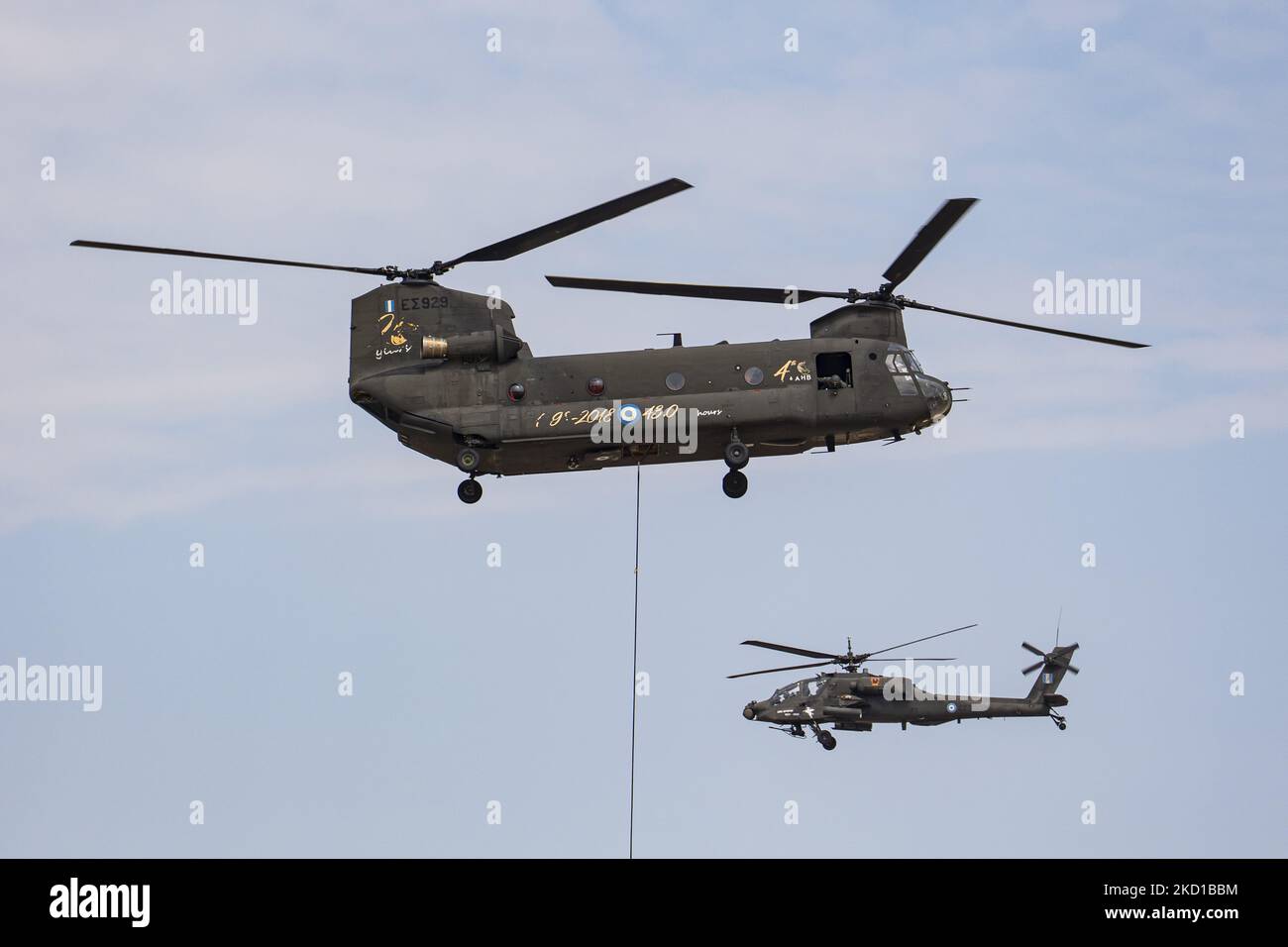 Ein Hubschrauber Der Griechischen Armee Der Boeing Ah Apache Mit