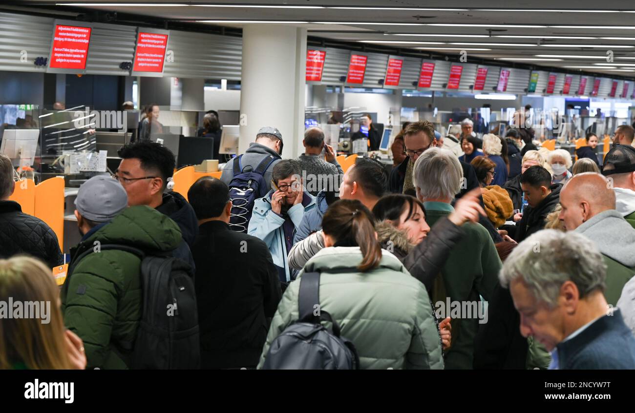 15 Februar 2023 Hessen Frankfurt Main Zahlreiche Passagiere Stehen