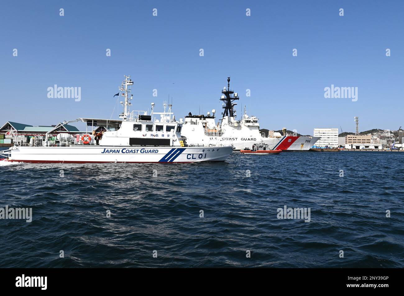 Besatzungen an Bord der japanischen Küstenwache Satsukaze und USA