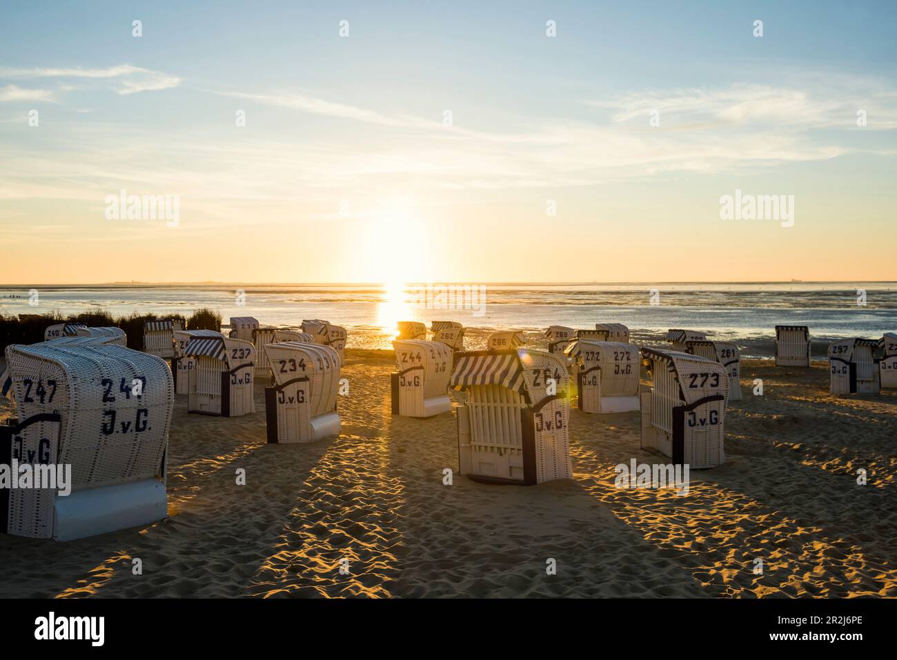 Sonnenuntergang Am Strand Von Duhnen Fotos Und Bildmaterial In Hoher