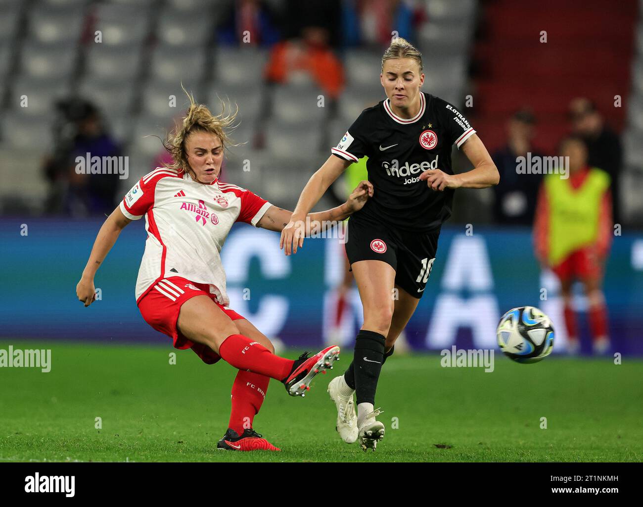 Georgia Stanway des FC Bayern München Laura Freigang von Eintracht