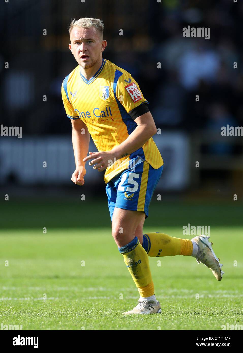 Louis Reed In Mansfield Town Im Spiel Der Sky Bet League Two In Der