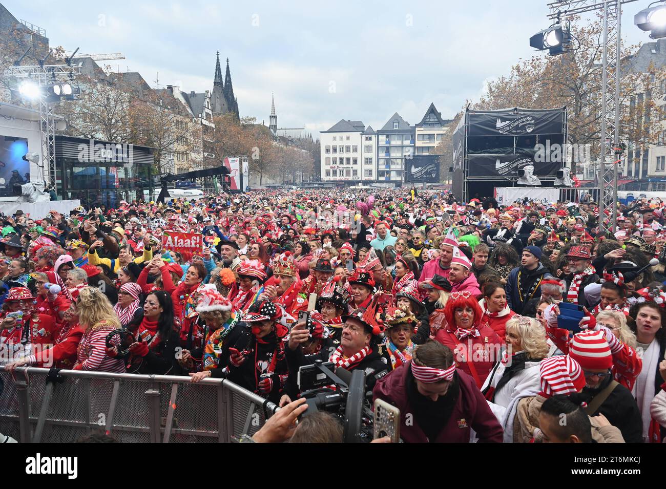 Karnevalisten in Kostüm vor der Bühne am 11 11 2023 in Köln bei der