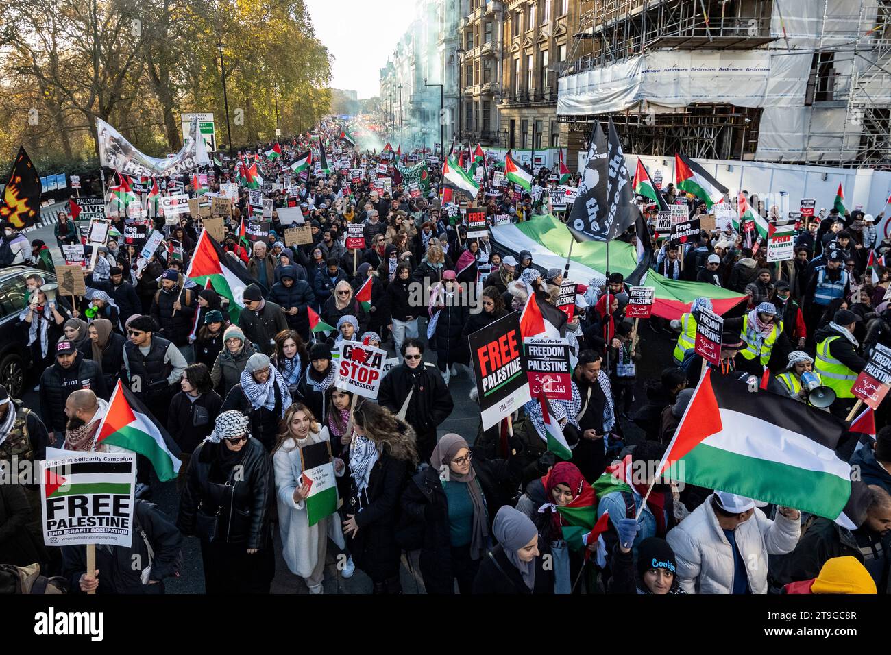 London Großbritannien 25 November 2023 Menschen auf Piccadilly