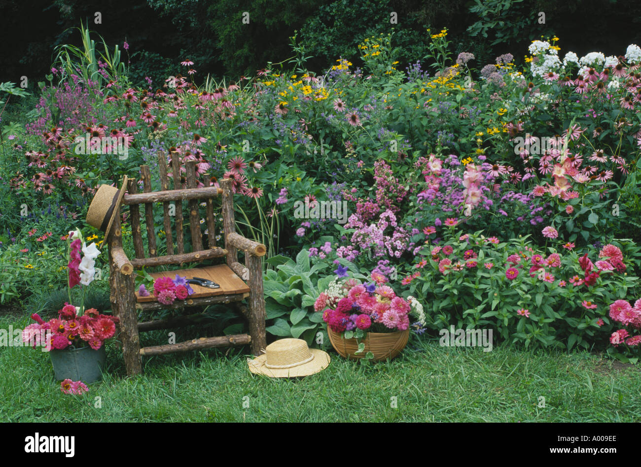 Romantischer Garten rustikale Stuhl im Hause Blumengarten