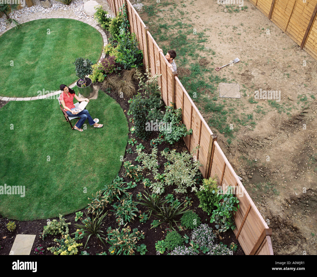 Nachbarn im Gespräch über Garten Zaun Stockfoto, Bild