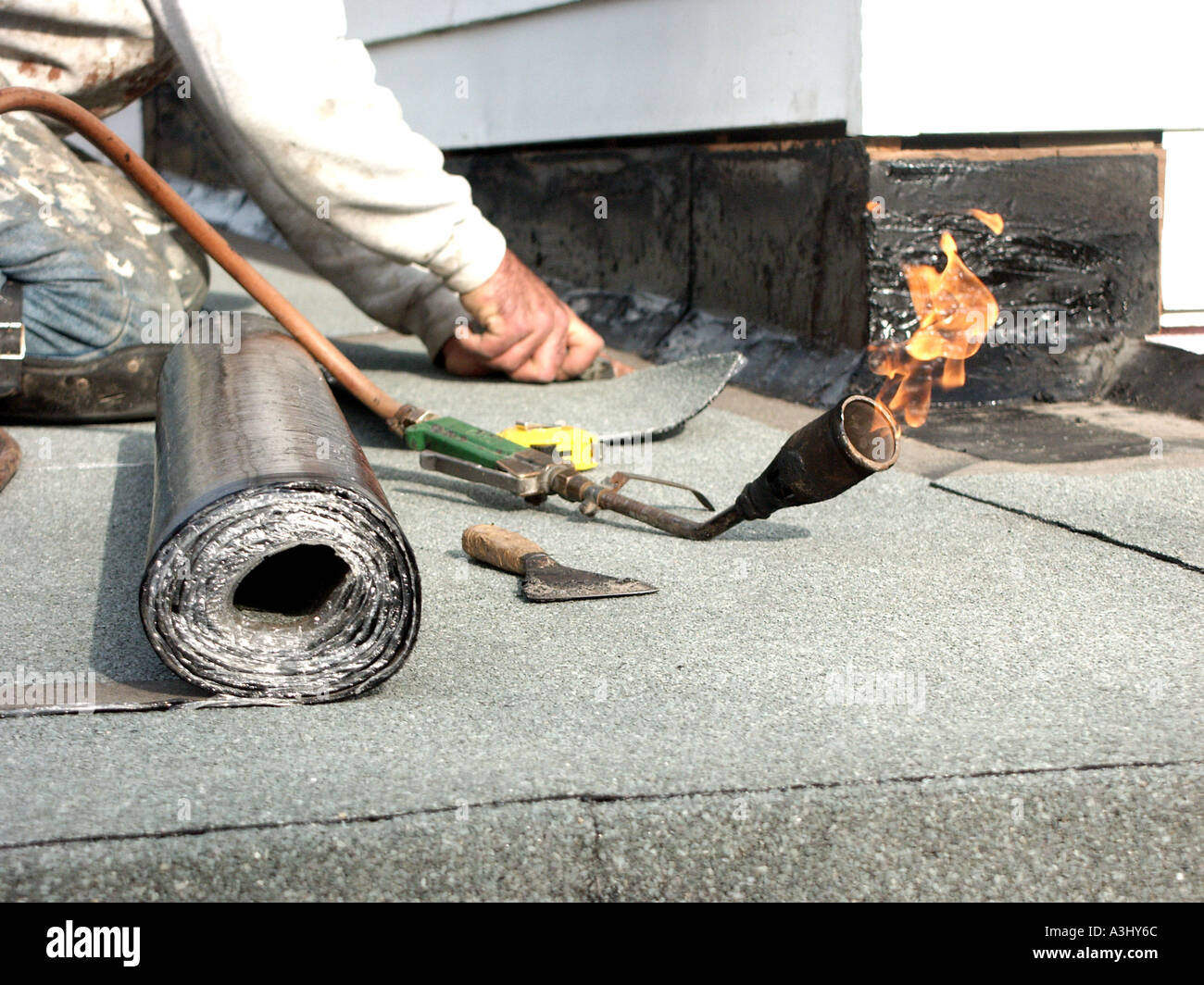 Dachdecker auf Knien neue Bitumen schneiden fühlte sich auf Größe auf