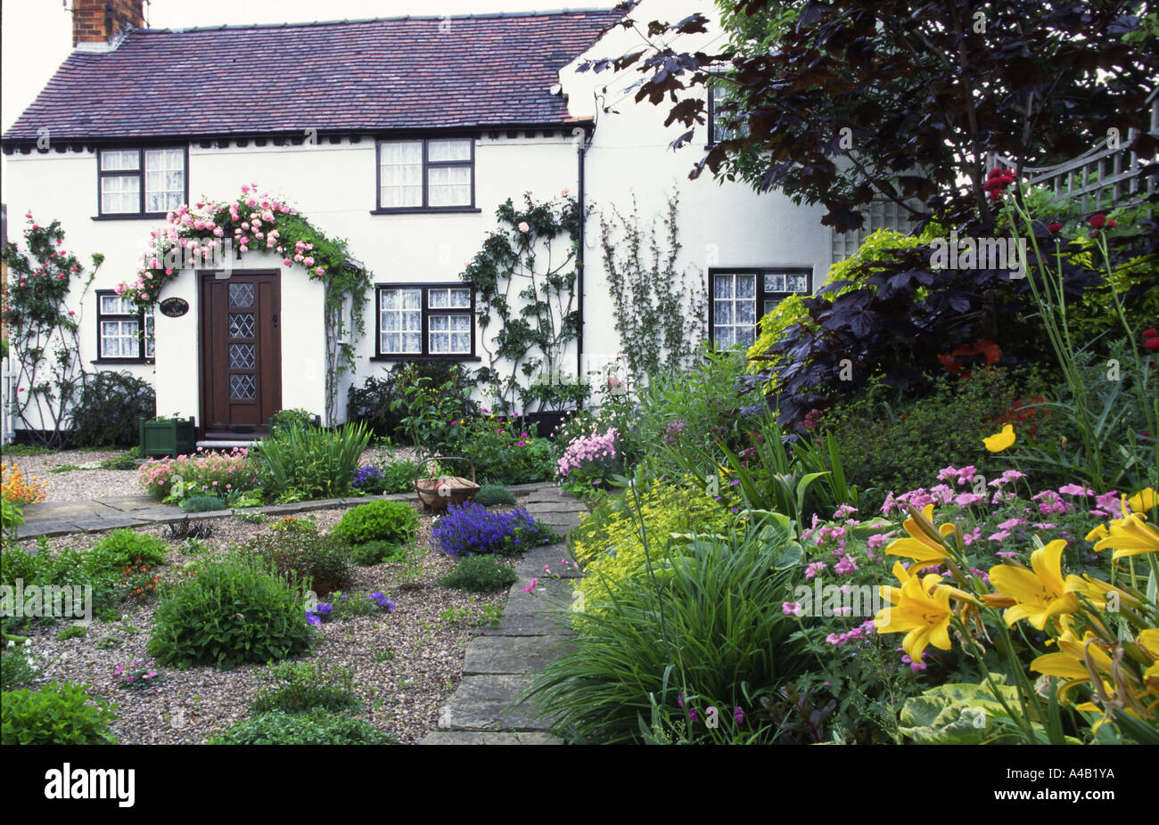 mediterraner stil garten, garten im mediterranen stil mit weißen häuschen rosen über tür, Design ideen
