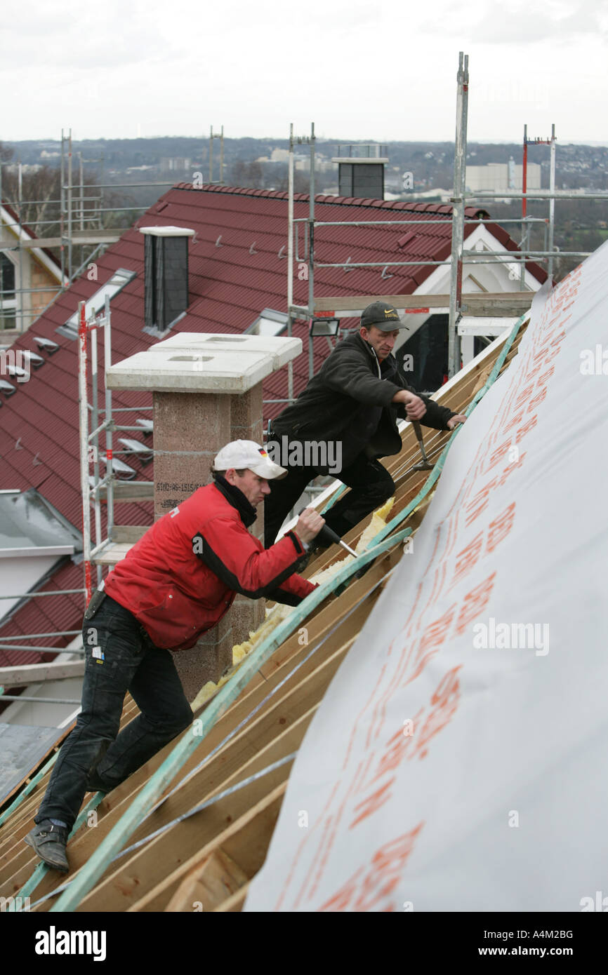 DEU-Deutschland-Essen-Dach Fliesenleger bei der Arbeit bauen ein ... DEU-Deutschland-Essen-Dach Fliesenleger bei der Arbeit bauen ein ...