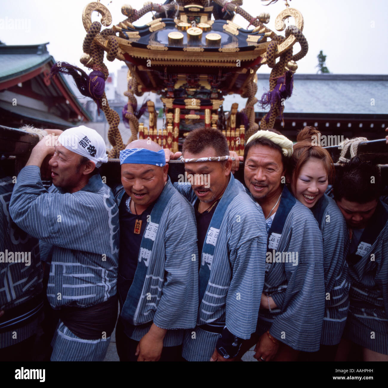 Mit Einem Tragbaren Schrein Mikoshi An Der Tokyo Sanja Matsuri Statt