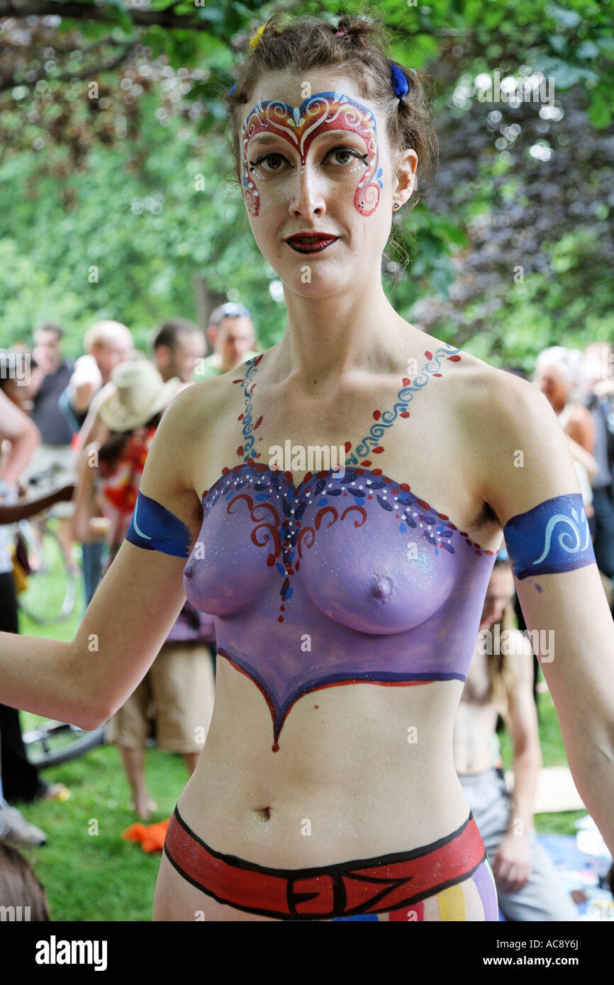 Bodypainting bei den Naked Bike Ride London 07 Großbritannien Europa