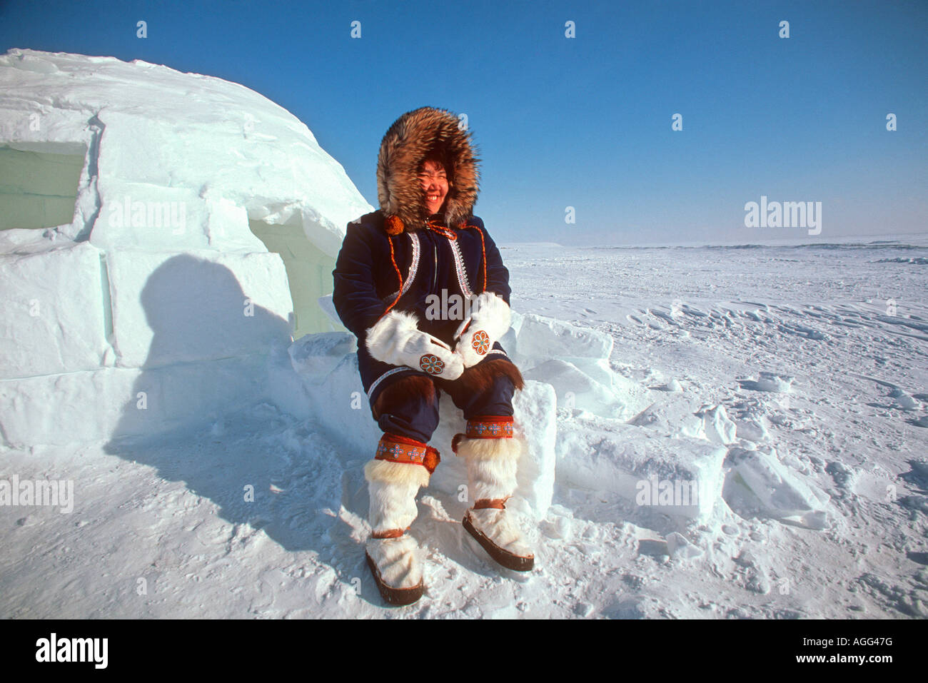Alaskan Eskimo Frau Iglu Nome AK Western Winter malerischen weißen ...