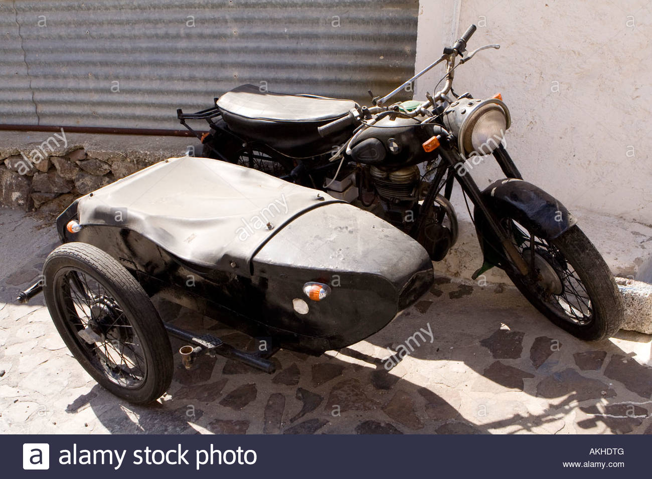 Alte Motorräder Beiwagen eine alte bmw motorrad und beiwagen auf der stra 223 e in Alte Motorräder Beiwagen eine alte bmw motorrad und beiwagen auf der stra 223 e in