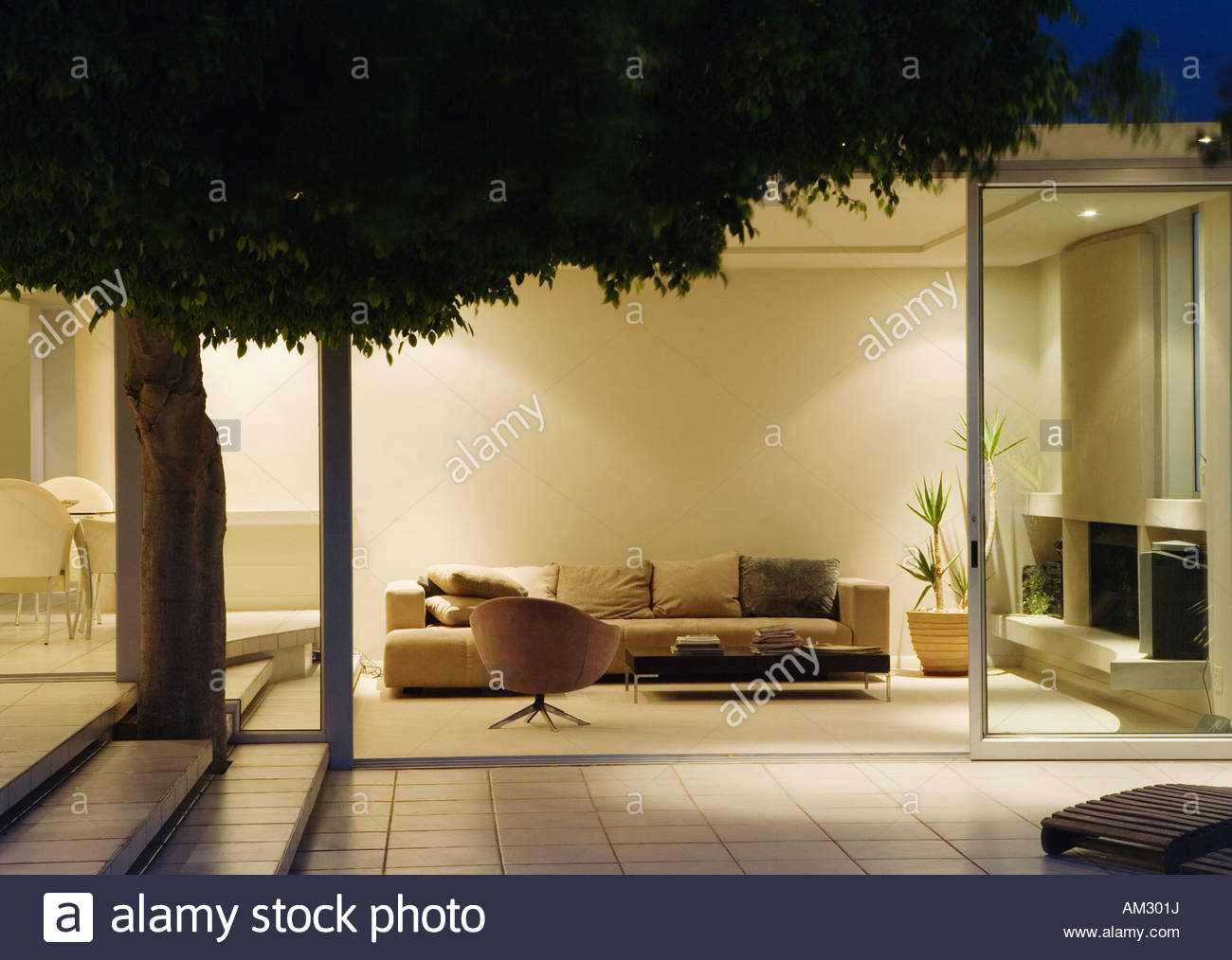 Moderne Wohnzimmer und Terrasse mit verschiebbaren Glaswände ... Moderne Wohnzimmer und Terrasse mit verschiebbaren Glaswände ...