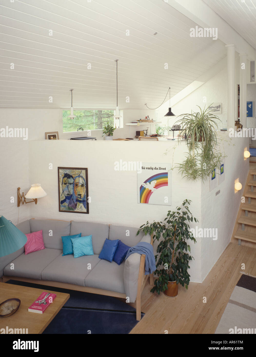 Grauen Sofa im Wohnbereich unten Mezzanine Küche und Esszimmer in ... Grauen Sofa im Wohnbereich unten Mezzanine Küche und Esszimmer in ...
