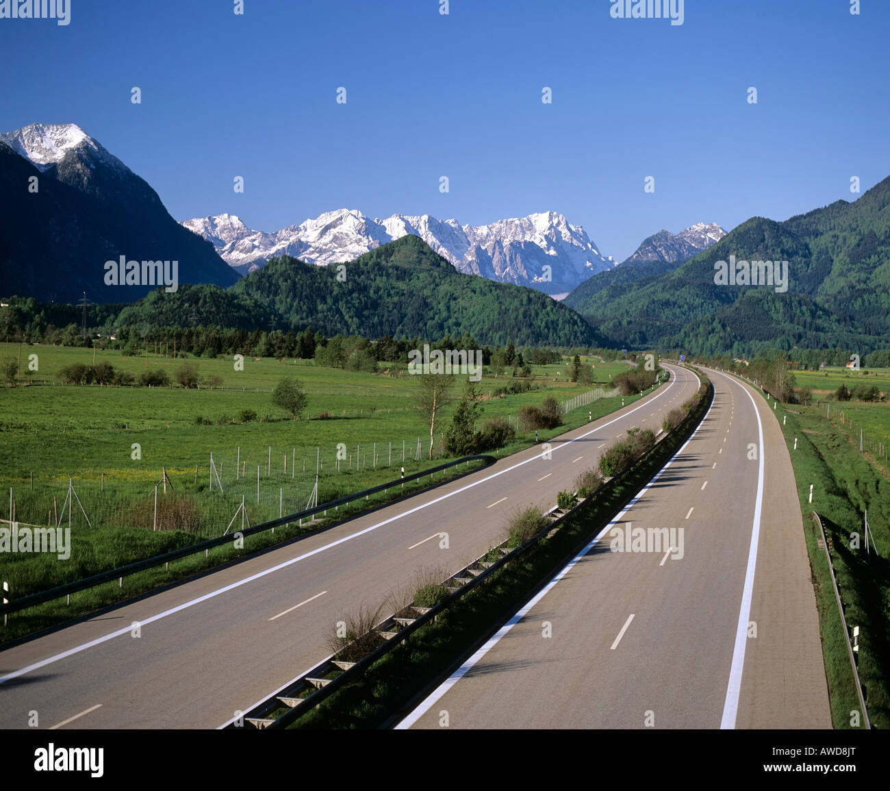 Ende Strecke von der A 95 Autobahn in der Nähe von Eschenlohe, Loisach