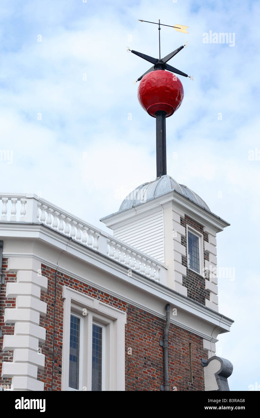 Das Royal Observatory in Greenwich London die rote Kugel sinkt um genau ...
