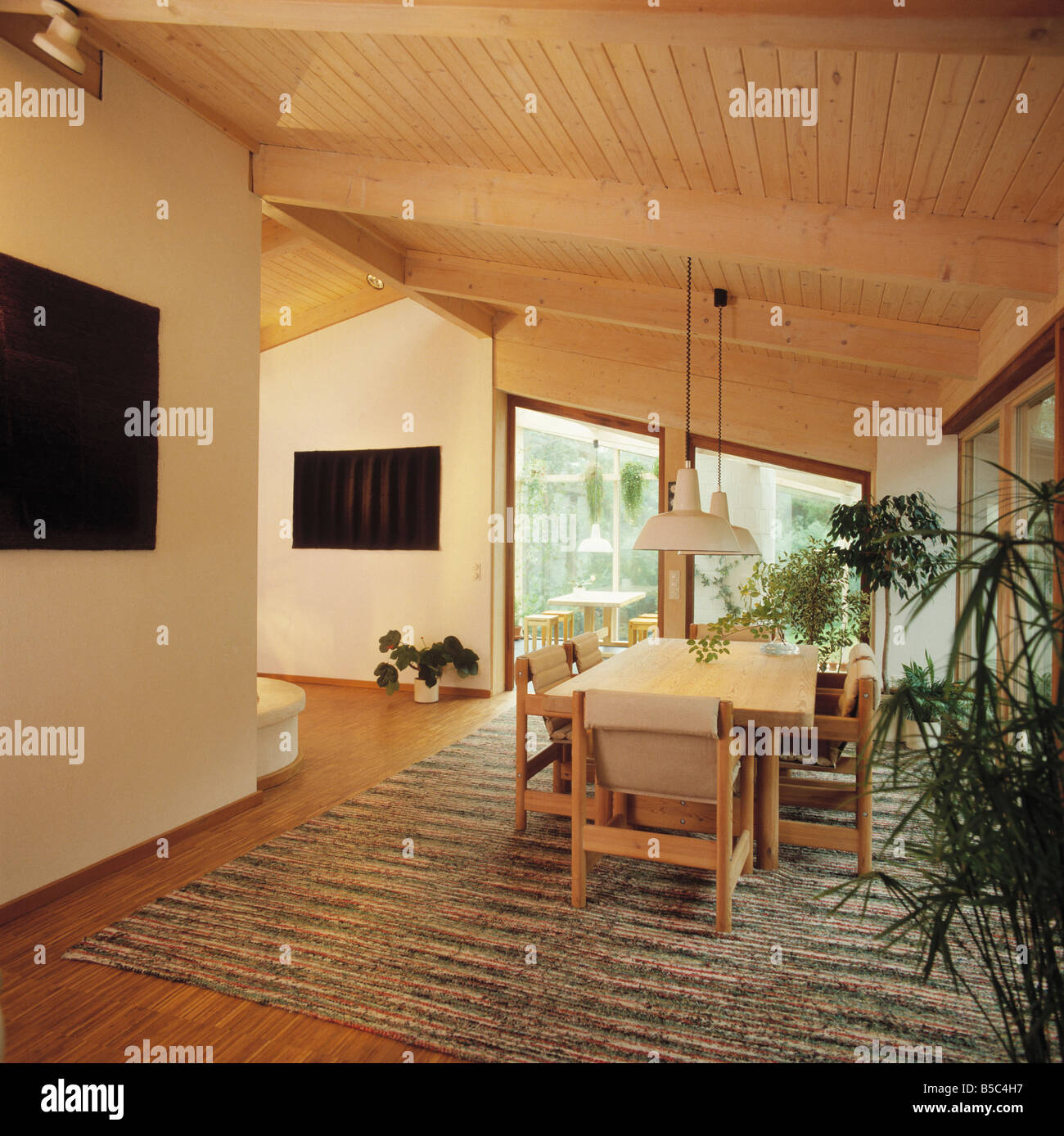 holz boden und decke modern interieur, holzstühle und weißen tisch in modernen weißen esszimmer mit holz, Design ideen
