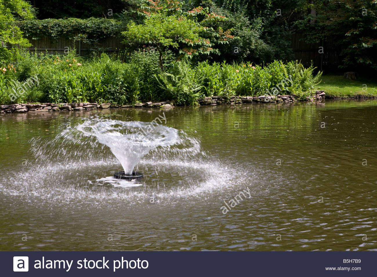 Garten Belüftung Teich Brunnen Stockfoto, Bild 20662637 Alamy