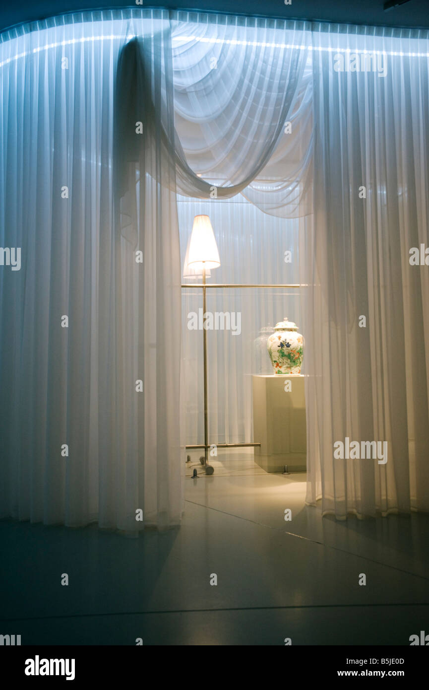 Interieur des Zimmers mit Keramik-Anzeige in Philippe Starck ... Interieur des Zimmers mit Keramik-Anzeige in Philippe Starck ...