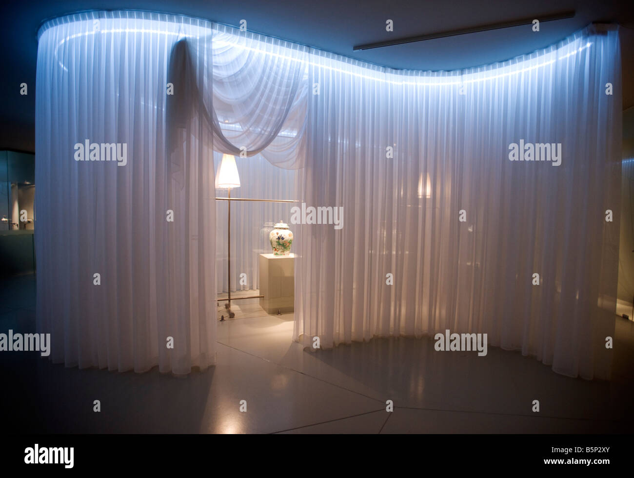 Interieur des Zimmers mit Keramik-Anzeige in Philippe Starck ... Interieur des Zimmers mit Keramik-Anzeige in Philippe Starck ...