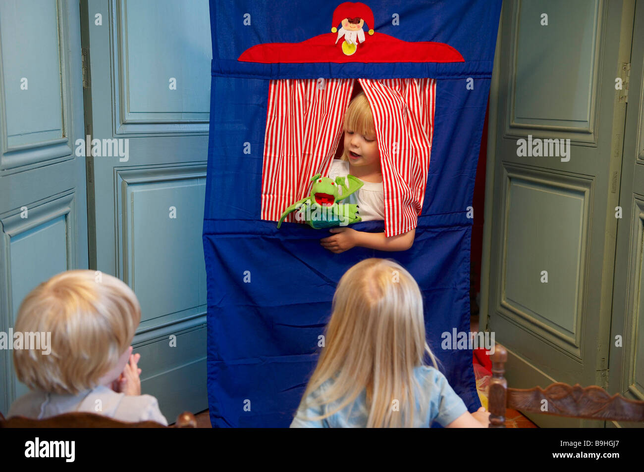 Kinder beobachten ein Puppenspiel Stockfoto, Bild: 23128511 - Alamy