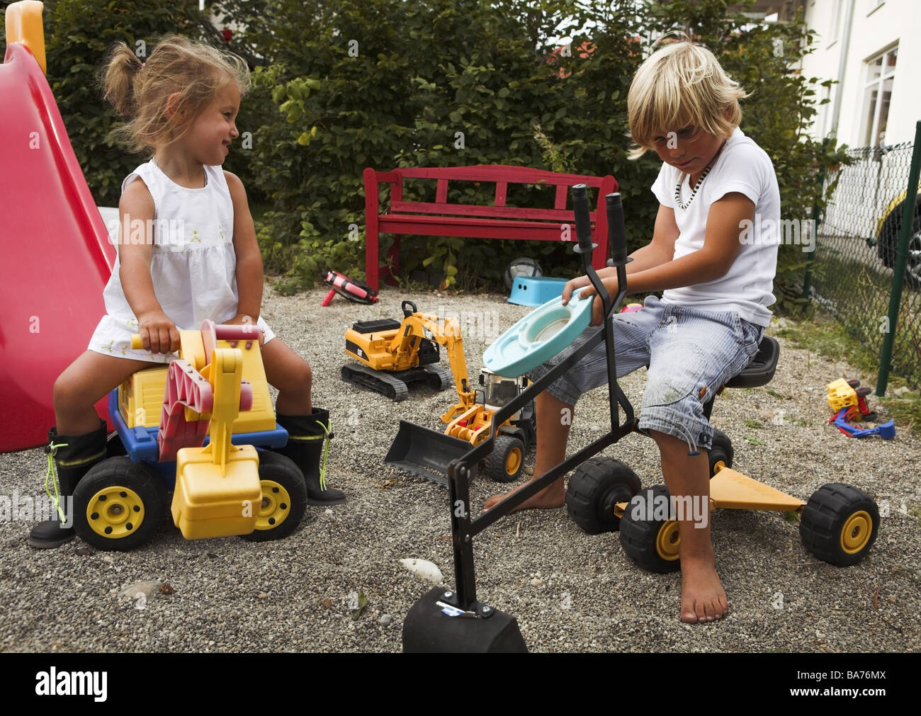 Garten junge Mädchen Sand spielt fröhlich Serie Menschen Kinder 2 Jahre