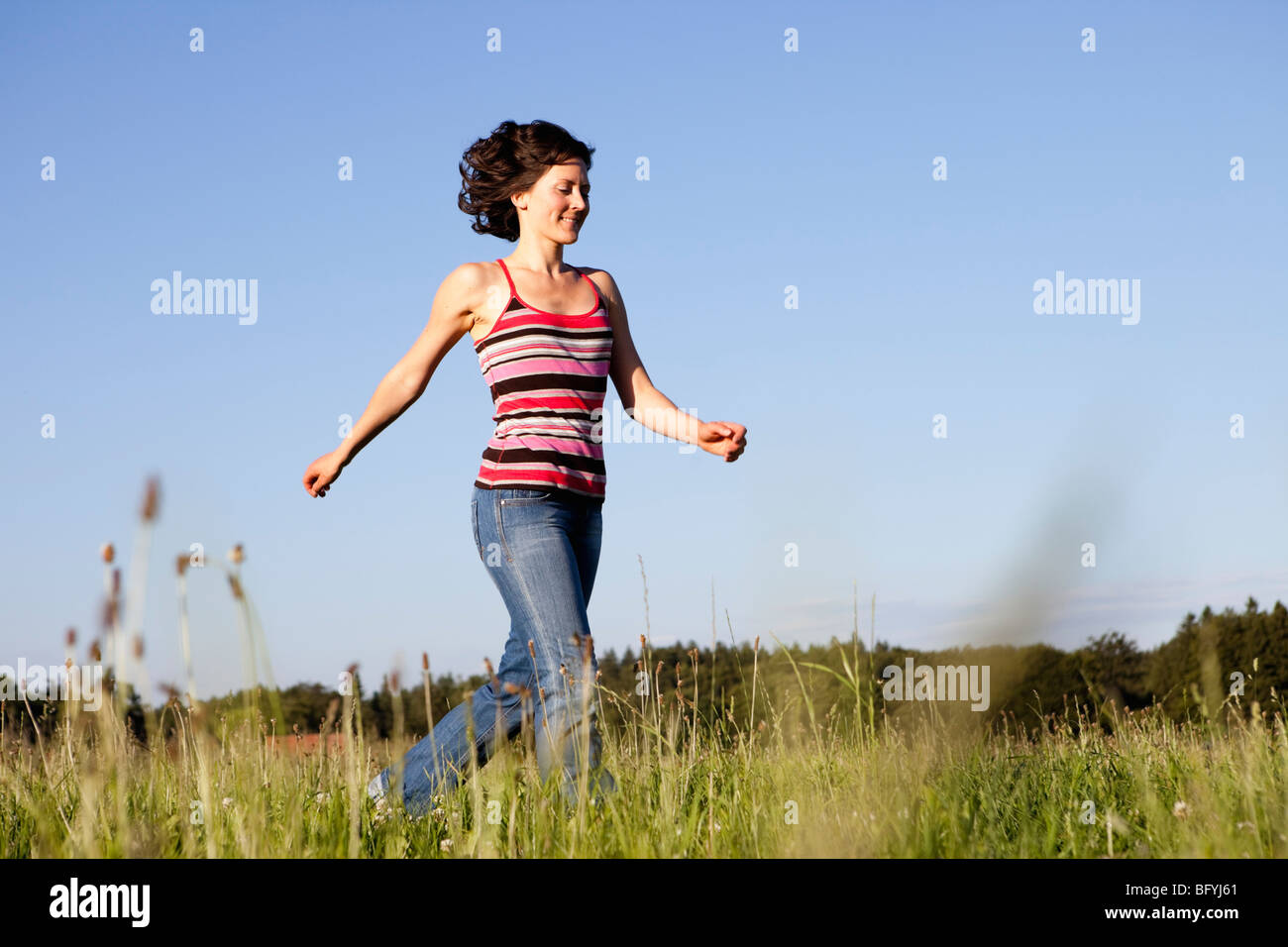 Frau rennt durch Wiese Stockfoto, Bild 27037193 Alamy