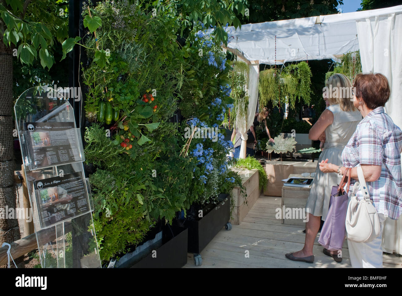Frau im Garten, Paris, Frankreich, Garden Festival, Jardin des ... Frau im Garten, Paris, Frankreich, Garden Festival, Jardin des ...