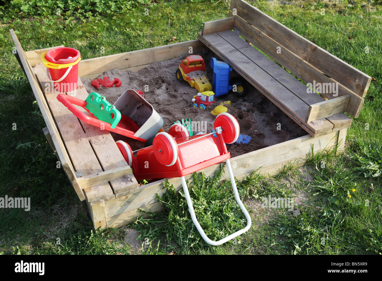 garten sandkasten, ein sandkasten im garten voller aufgegeben plastikspielzeug, Design ideen